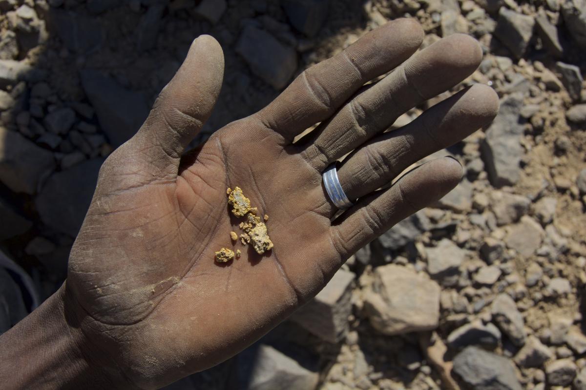 ثروة منهوبة… من يسيطر على الذهب وملايين قطع الألماس في الصحراء الليبية؟