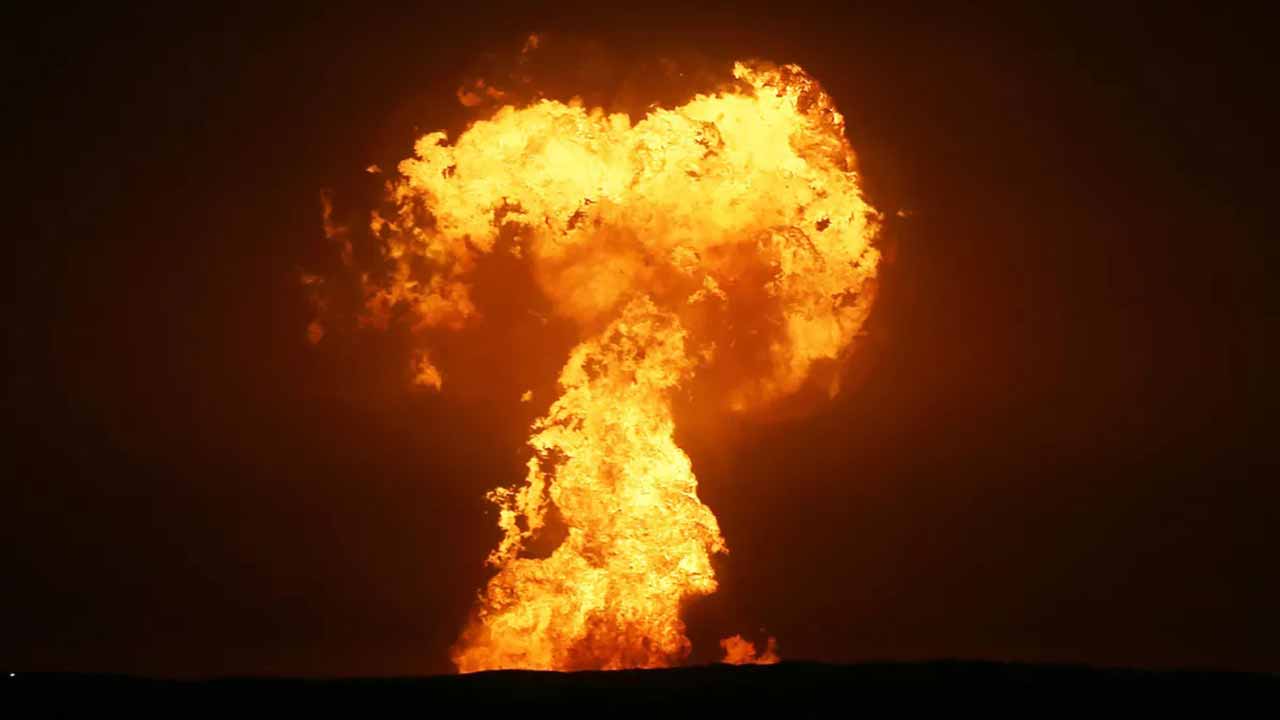 فيديو يظهر حريقا ضخما بالقرب من حقل غاز في بحر قزوين.. وأذربيجان تكشف مصدر النيران المخيفة