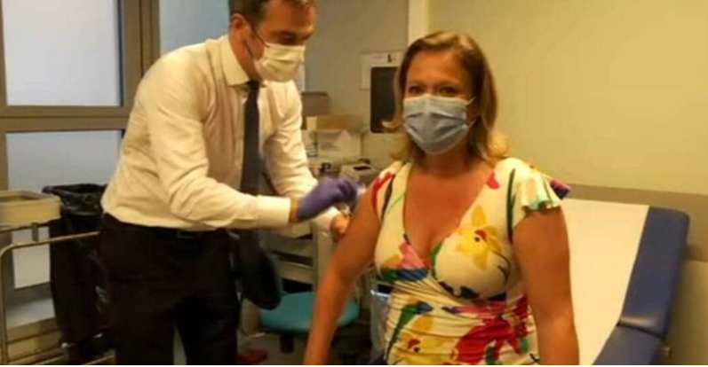 حكومة فرنسا تحثُّ شعبها على تلقي اللقاح بطريقة “غريبة”.. وزير يحقن زميلة له (فيديو)