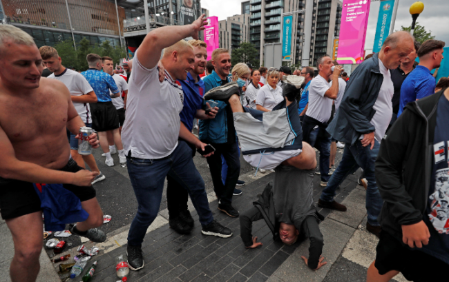 مناصرون إنجليز يحدثون فوضى عارمة قبل نهائي الـ”يورو”.. حاولوا اقتحام ملعب ويمبلي بدون تذاكر (فيديو)