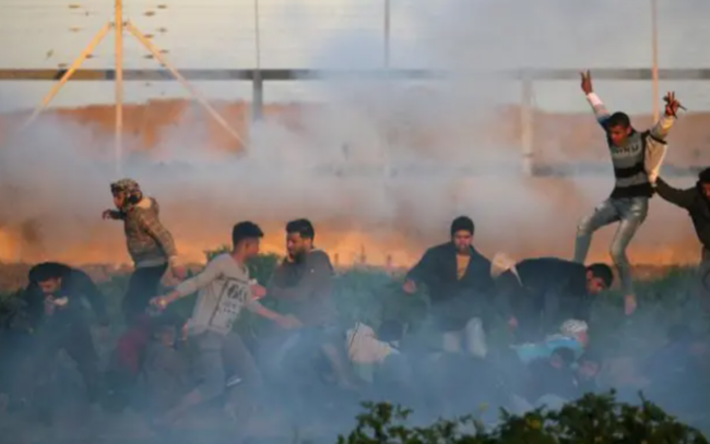 رصاص الاحتلال يُسقط شاباً فلسطينياً بعد تشييع جنازة طفل شهيد، والأمم المتحدة تطالب بـ”فتح تحقيق”