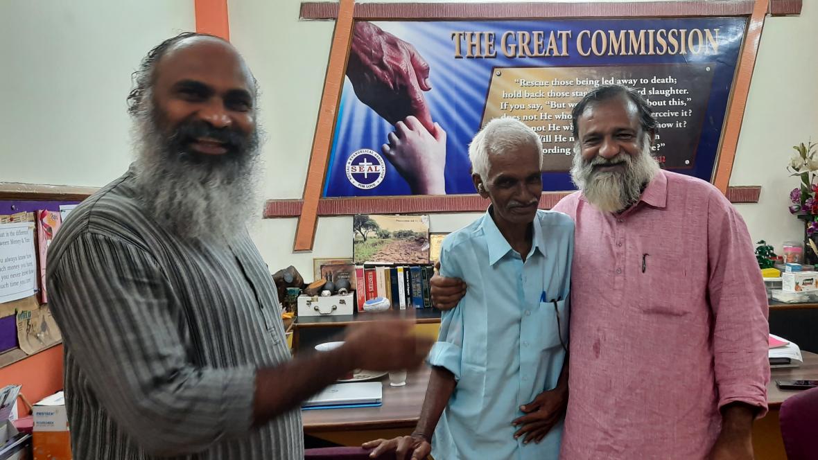 قصة مؤثرة لهندي سيجتمع أخيراً بعائلته بعد 45 عاماً من الفراق.. ظنوا أنه مات في حادث تحطم طائرة