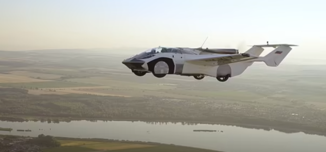 فيديو مذهل لأول رحلة لمركبة تتحول من طائرة لسيارة في أقل من 3 دقائق.. مخترع يحول الخيال العلمي إلى حقيقة