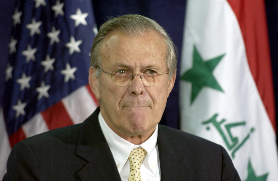 رحيل وزير الدفاع الأمريكي الأسبق “رامسفيلد”.. هندس الحرب على العراق ومن أبرز الداعمين للتعذيب بـ”أبوغريب”