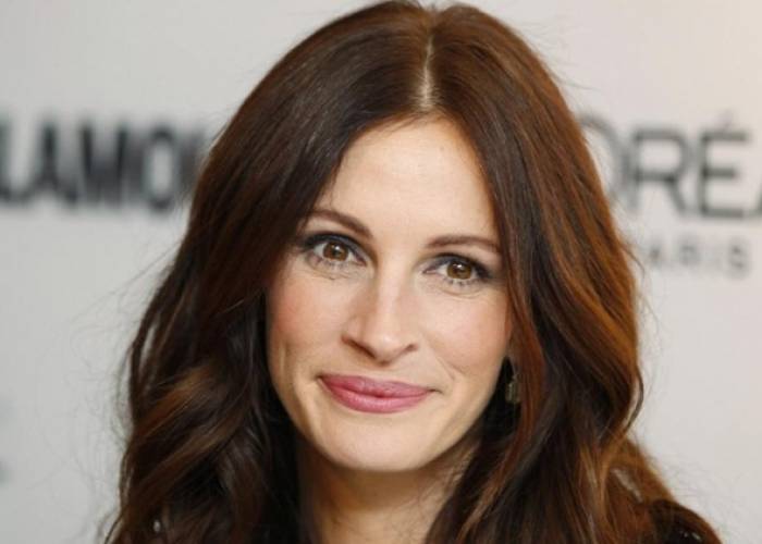 صورة جوليا روبرتس رفقة شبيهتها تثير جدلاً واسعاً.. معجبوها اعتقدوا أنها “توأمتها”