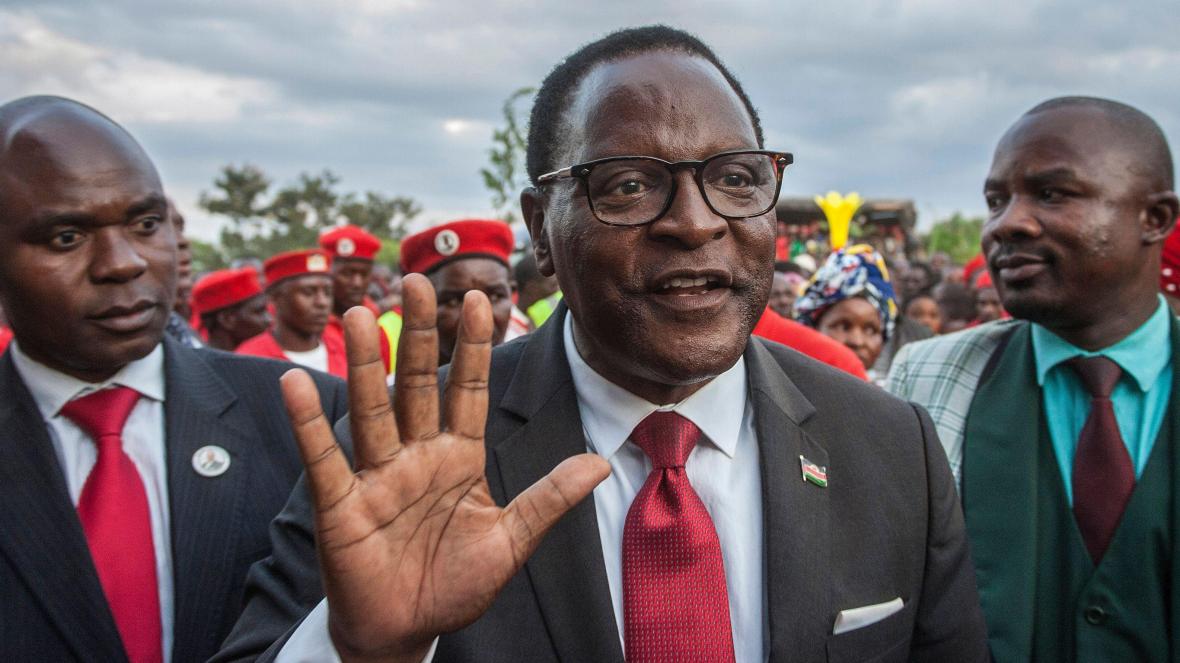 رئيس بلد إفريقي يسافر إلى لندن للمشاركة في قمة منعقدة عبر تقنية الفيديو! ألقى اللوم على الإنترنت