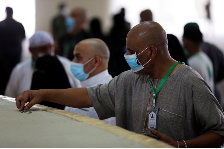 حجاج بيت الله يواصلون رمي الجمرات في أول أيام التشريق.. الجمرة الصغرى فالوسطى ثم العقبة الكبرى (صور)