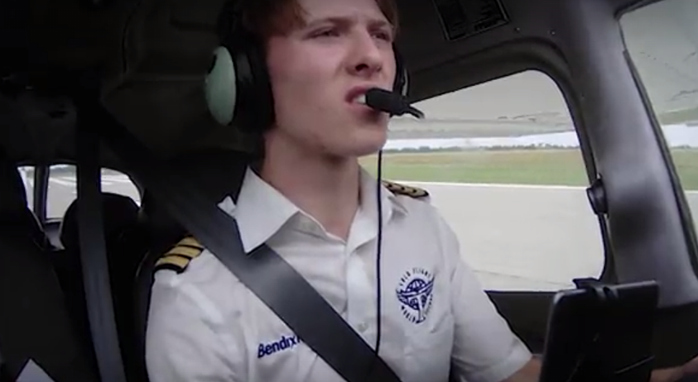 أصغر طيار في العالم