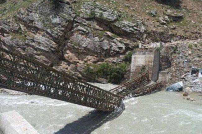 مصرع 9 أشخاص إثر انهيار أرضي “مرعب” بالهند.. صخور ثقيلة سقطت على مركبة تقل سياحاً (فيديو)