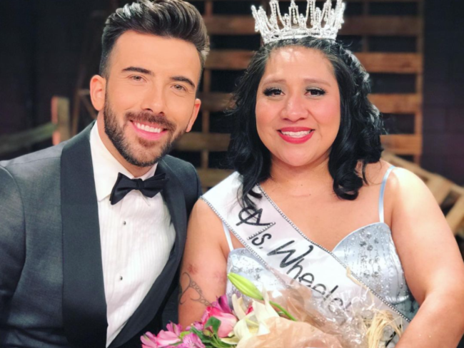 رجل قعيد يلجأ لحيلة تُمكنه من طلب الزواج بحبيبته.. استخدم هيكلاً خارجياً لجسمه لكي يستطيع ثني ركبته