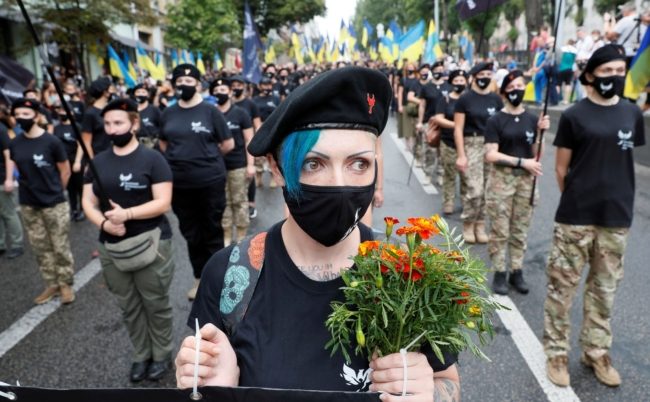 صور مجندات أوكرانيات يتدربن بأحذية عالية الكعب تثير غضباً.. وُصفت بـ”الإهانة ووصمة عار كبرى”!