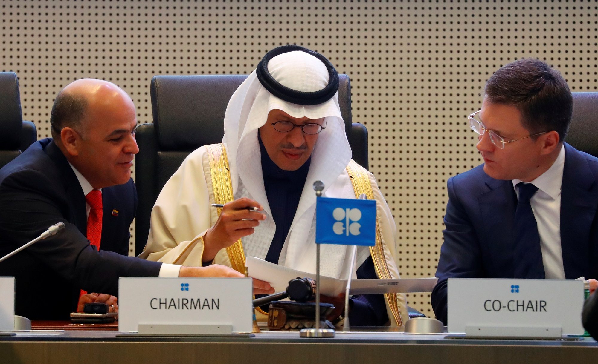 الإمارات تنتقد اتفاقاً توافقت عليه السعودية وروسيا حول إنتاج النفط.. وصفته بـ”غير عادل”