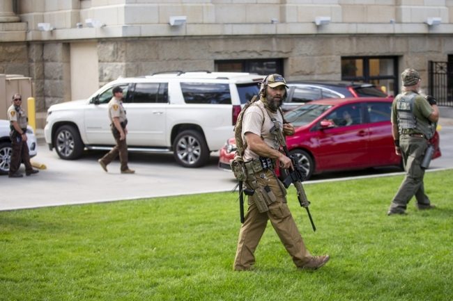 يُقتل بها عشرات الآلاف سنوياً وقد تؤدي لحرب أهلية.. لماذا يُصر الأمريكيون على قوانين “حيازة السلاح”؟