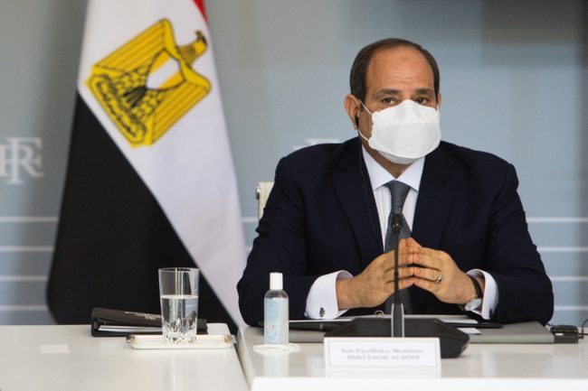 في أول رد للسيسي على انتقادات ساويرس لـ”استثمارات الجيش”: شركتك اشتغلت مع الحكومة بـ75 مليار جنيه