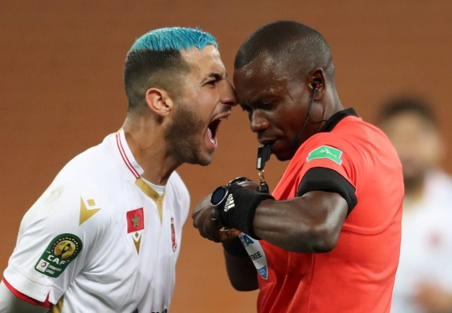 القاضي تحول إلى جلاد!.. حكم “ينطح” لاعباً خلال مباراة في الدوري التشيلي (فيديو)