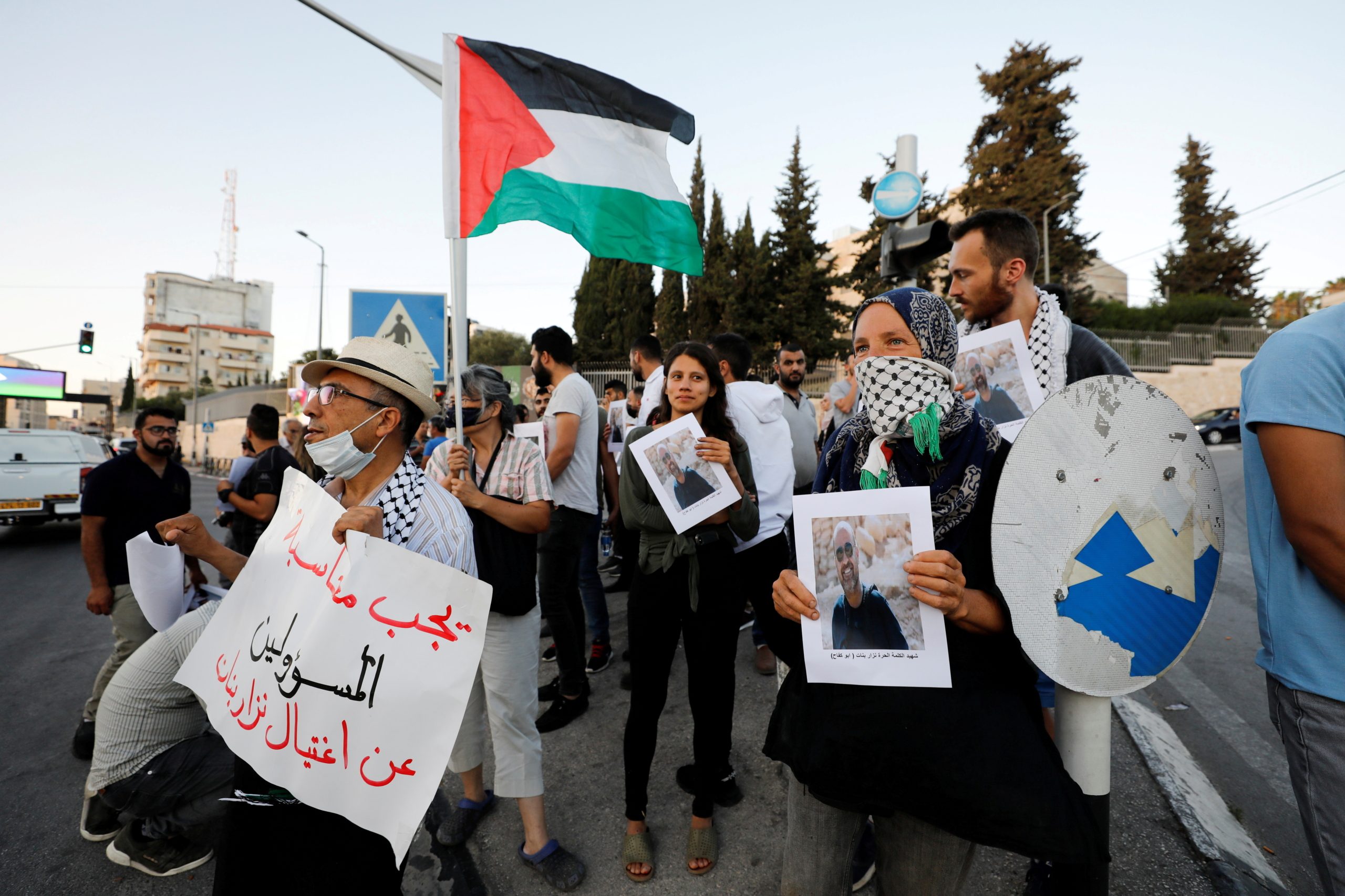 تُشكك عائلة بنات في نتائج التحقيق التي أصدرتها وزارة العدل (رويترز)