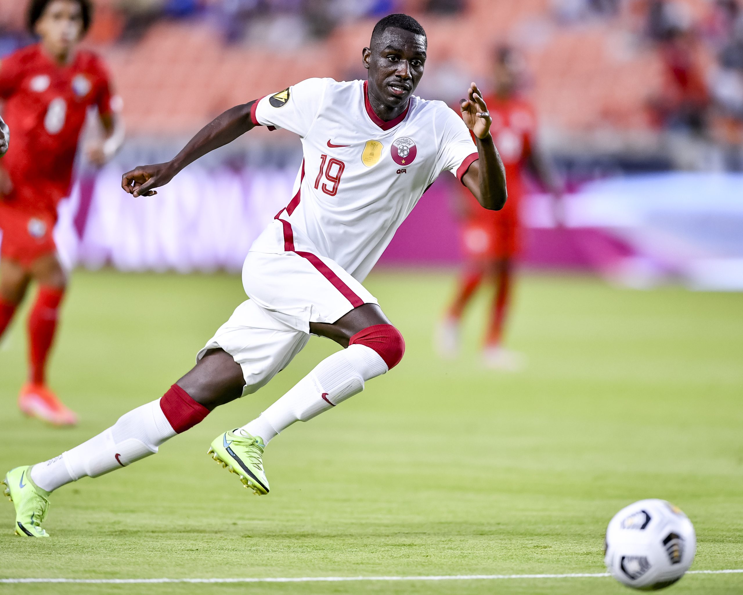 المعز علي نجم منتخب قطر (رويترز)