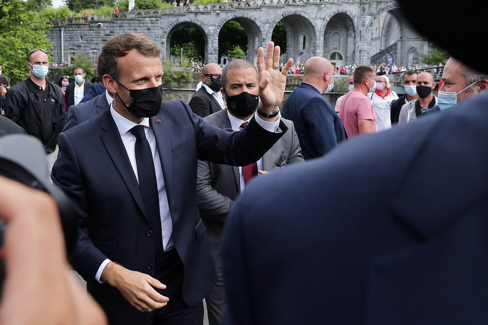 رجل يحاول الهجوم على ماكرون