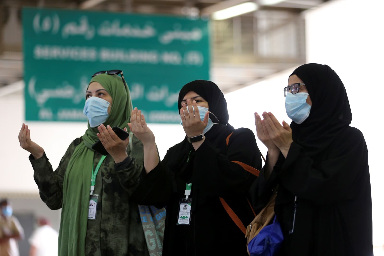 نساء يشاركن بالحج دون محرم