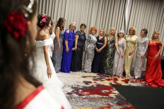 جدة لـ7 أحفاد تفوز بملكة جمال الكبار بأمريكا.. حازت اللقب بمسابقة استثنائية تنافس فيها عشرات النساء (صور)