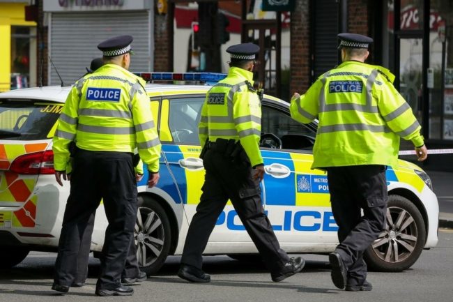 بريطانيا ترفع مستوى التهديد إلى “شديد” بعد انفجار ليفربول.. اعتقلت 4 أشخاص وسط مخاوف من هجمات أخرى