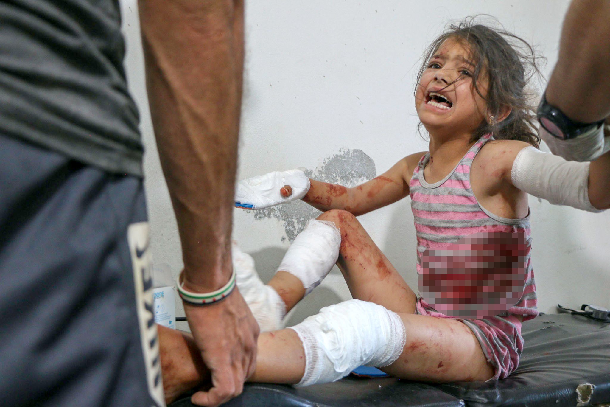 نظام الأسد يستهدف منازل المدنيين بقصف مدفعي بإدلب.. 8 قتلى بينهم عائلة كاملة وأطفال (صور)