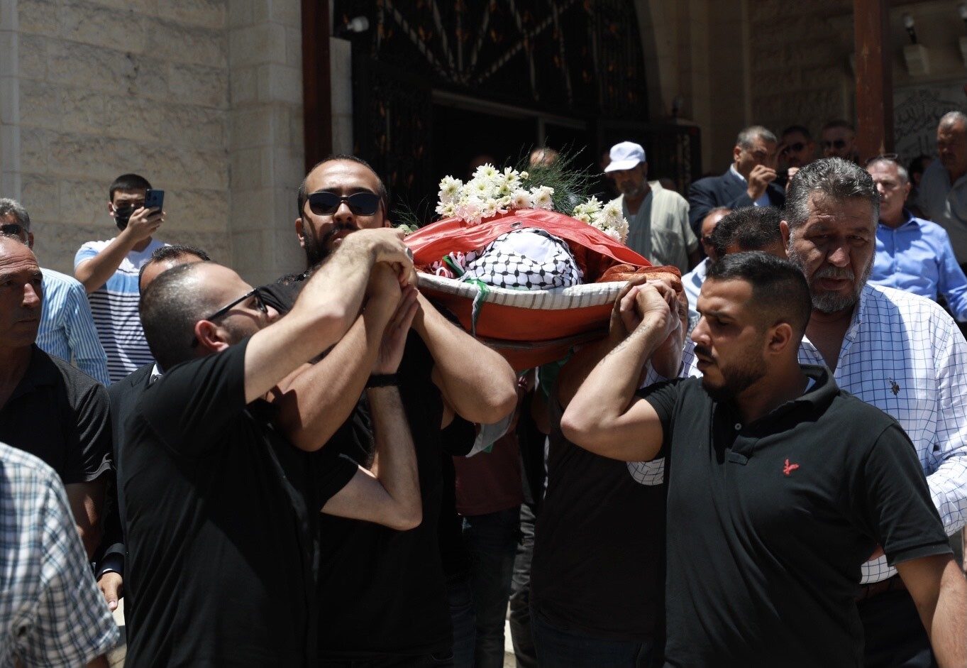 وداعٌ من خلف القضبان.. عن الأسيرة الفلسطينية خالدة جرار التي حُرمت جنازة ابنتها