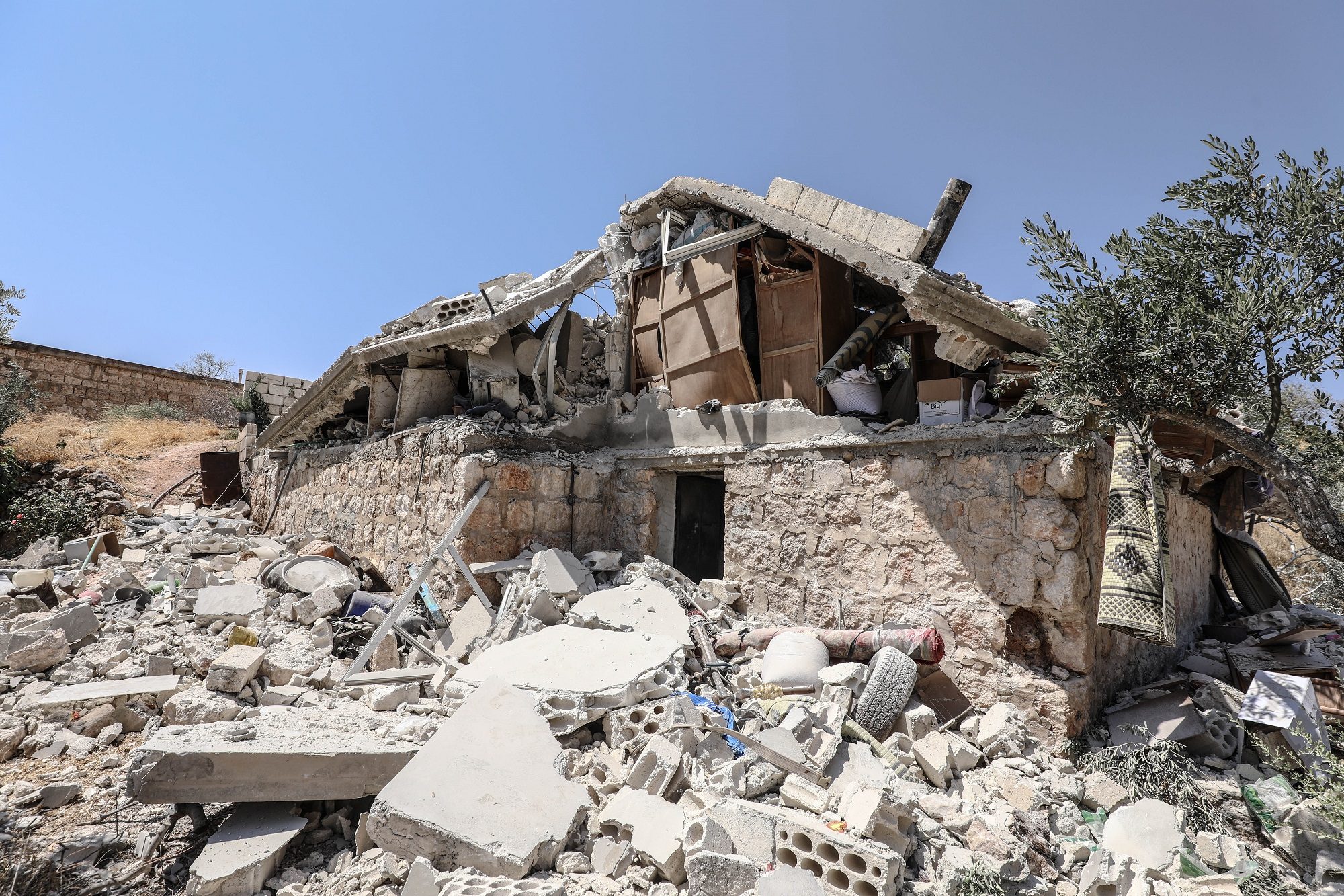 قصف للنظام يقتل مدنيين في إدلب.. استُهدفوا بالتزامن مع خطاب للأسد دعا فيه لعودة اللاجئين!