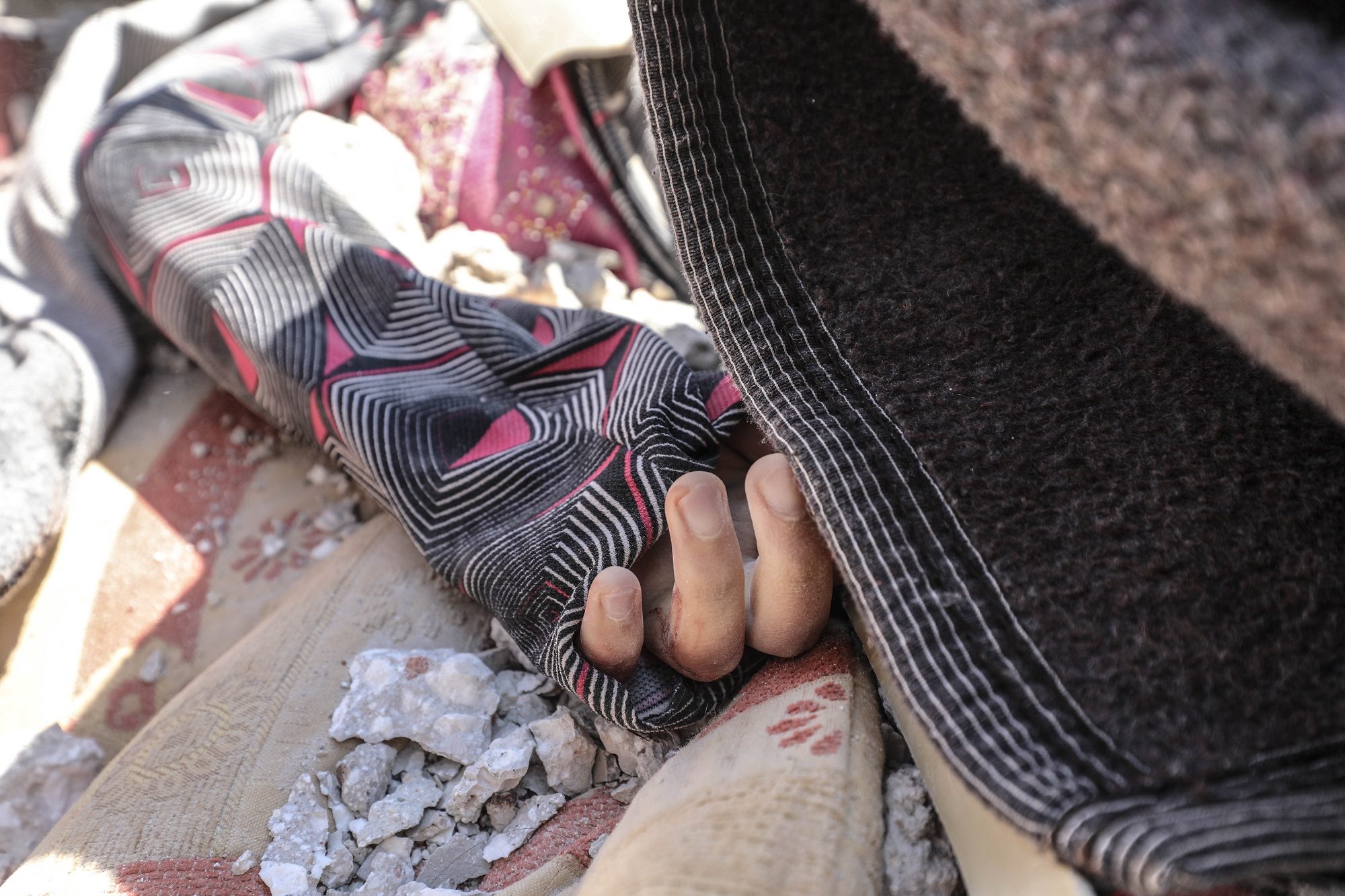 قصف للنظام يقتل مدنيين في إدلب.. استُهدفوا بالتزامن مع خطاب للأسد دعا فيه لعودة اللاجئين!