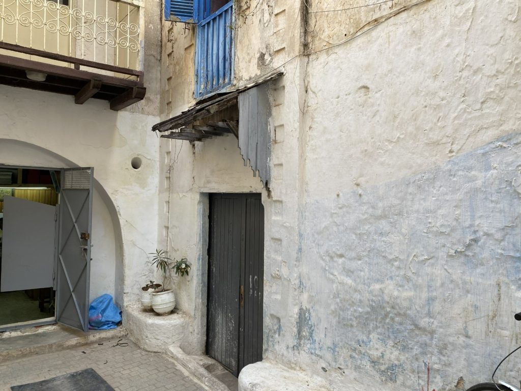 باب دار القنصل الفرنسي مغلقة بهدف ترميمها - خاص