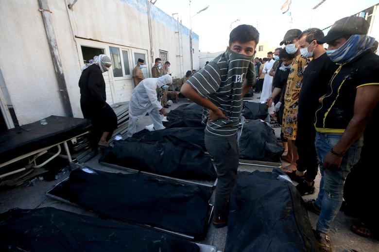 بعض ضحايا الحريق الذي اندلع في مستشفى الحسين التعليمي بالعراق