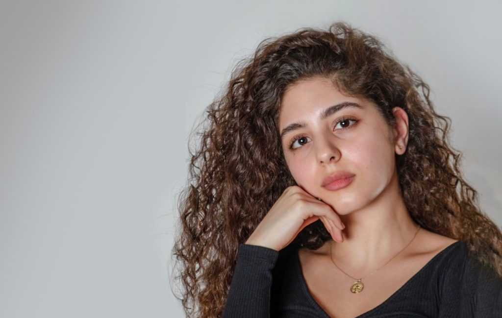 النجمة الأكثر خفة وعفوية في الجونة.. عن مايان السيد التي تركت المهرجان لتعود إلى جامعتها