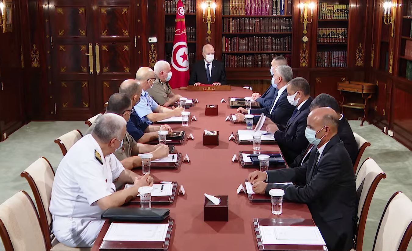 25 مسؤولاً تونسياً أقالهم قيس سعيد إلى جانب رئيس الحكومة، مَن هؤلاء وهل لهم علاقة بـ”قضايا فساد”؟