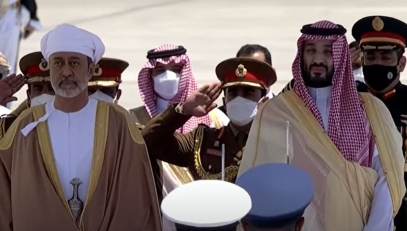 سلطان عُمان يزور السعودية في أول رحلة خارجية.. حديث عن افتتاح طريق وتأسيس مجلس مشترك