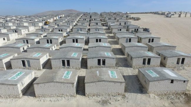 وسط الحرب التي لا تنتهي.. مخيمات اللاجئين السوريين في إدلب تتحوّل إلى مدن خرسانية دائمة