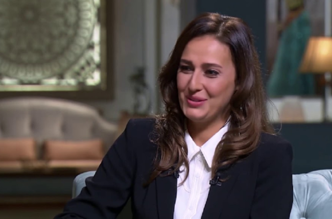 والد حلا شيحة ينتقد تصريحاتها عن نشر فيديو كليب لها مع تامر حسني: “دي مش بنتي اللي أعرفها”