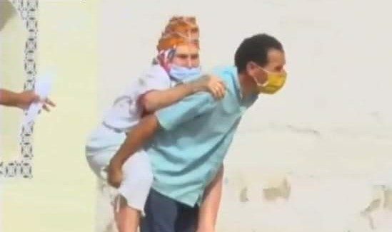 فيديو مؤثر لتونسي يحمل والدته العجوز على ظهره متوجهاً للمستشفى.. مصابة بكورونا وكان يحاول إنقاذها