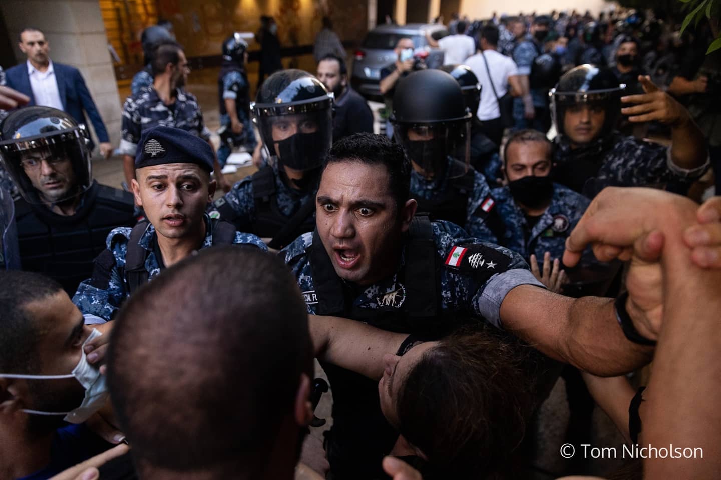 السخط الشعبي والأمني يتصاعد.. هل يدخل لبنان نفق “الفوضى” بعد اعتذار الحريري عن تشكيل الحكومة؟