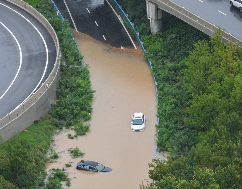 لركاب غمرتهم المياه داخل عربة قطار