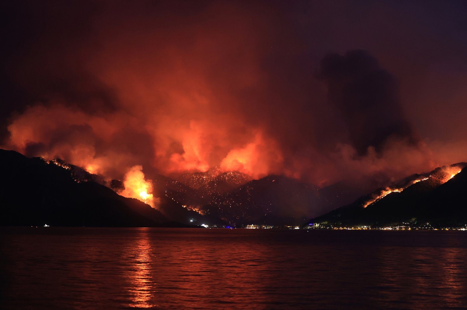 58 حريقاً مدمراً في 17 منطقة.. ما الذي يحصل في جنوب تركيا وهل النيران “مفتعلة”؟