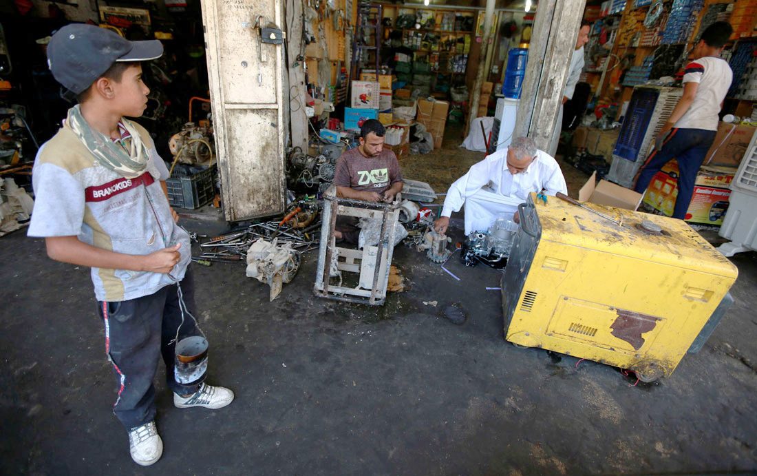 مليارات الدولارات أُنفقت دون نتائج.. لماذا يعاني العراق بلد النفط والطاقة من أزمة بالكهرباء؟