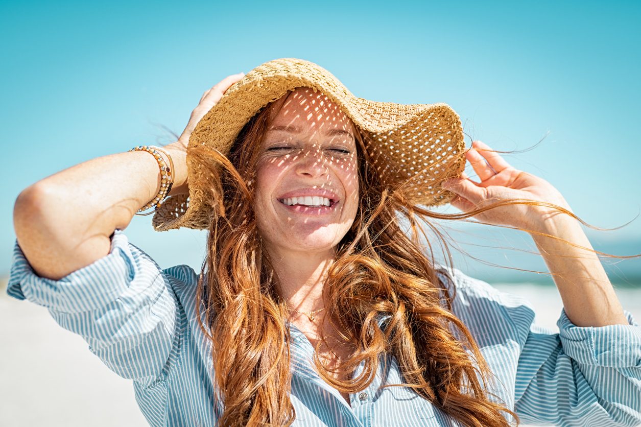 هل من الممكن أن تكون الشمس مؤذية للشعر؟ - iStock