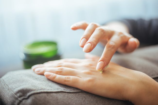 مشكلة مزعجة وقد تسبب لك الإحراج.. إليك أسباب جفاف اليدين وتشقق الجلد وكيفية علاجها في 6 خطوات