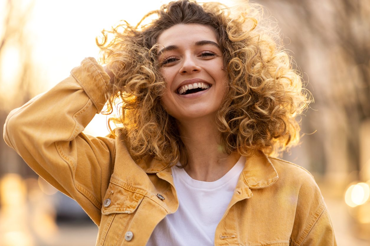 هل من الممكن أن تكون الشمس مؤذية للشعر؟ - iStock