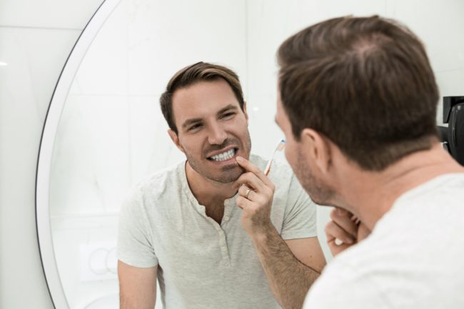 هل يمكن تبييض الأسنان منزلياً بشكل آمن وفعال؟ إليك 6 طرق سهلة لن تسبب ضرراً لأسنانك