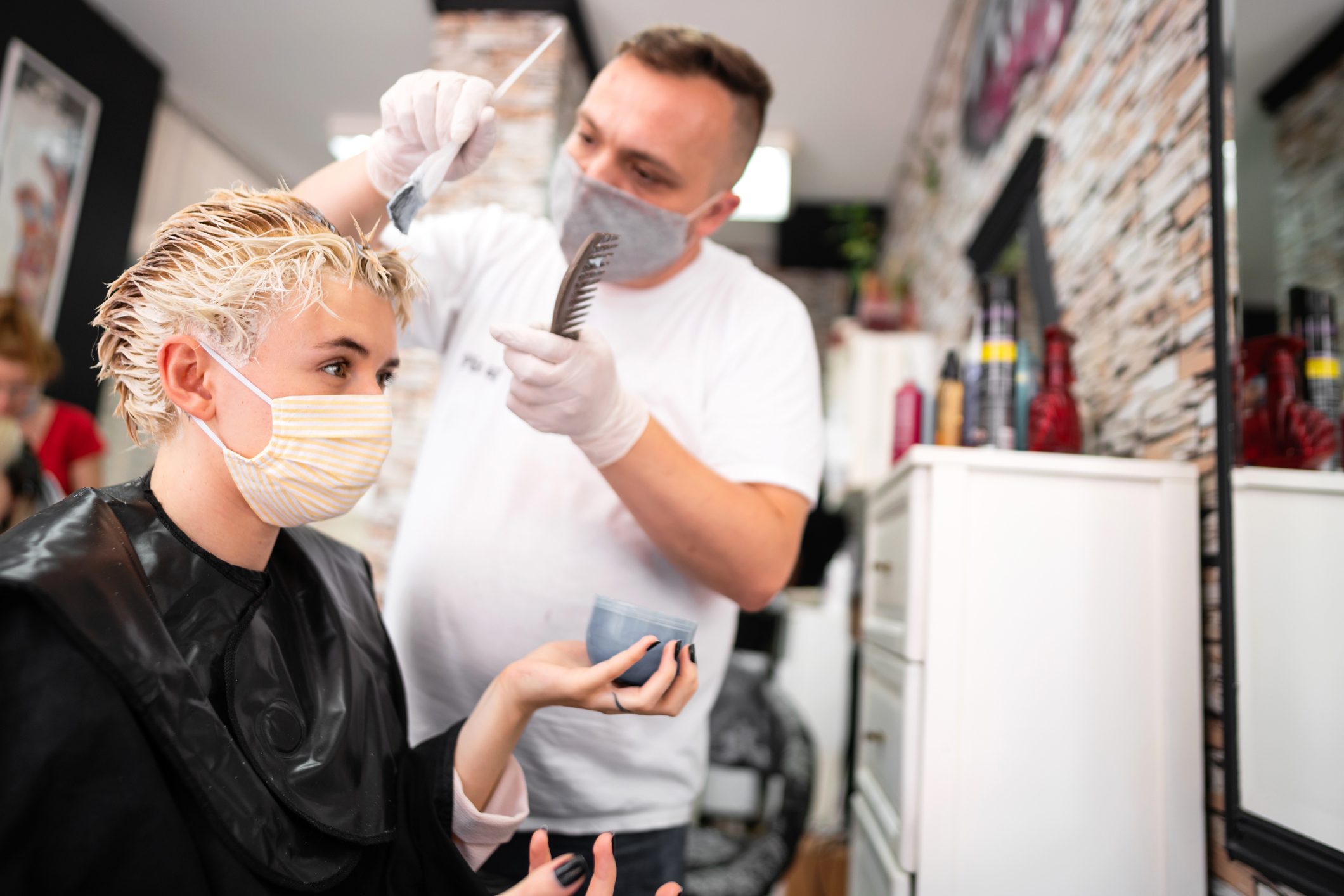 بدلاً من إتلافه.. كيف يكون سحب لون الشعر آمناً؟