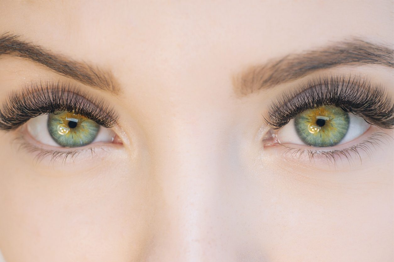 الرموش الدائمة.. جاذبية لها ثمنها، تعرفي على سلبياتها وإيجابياتها