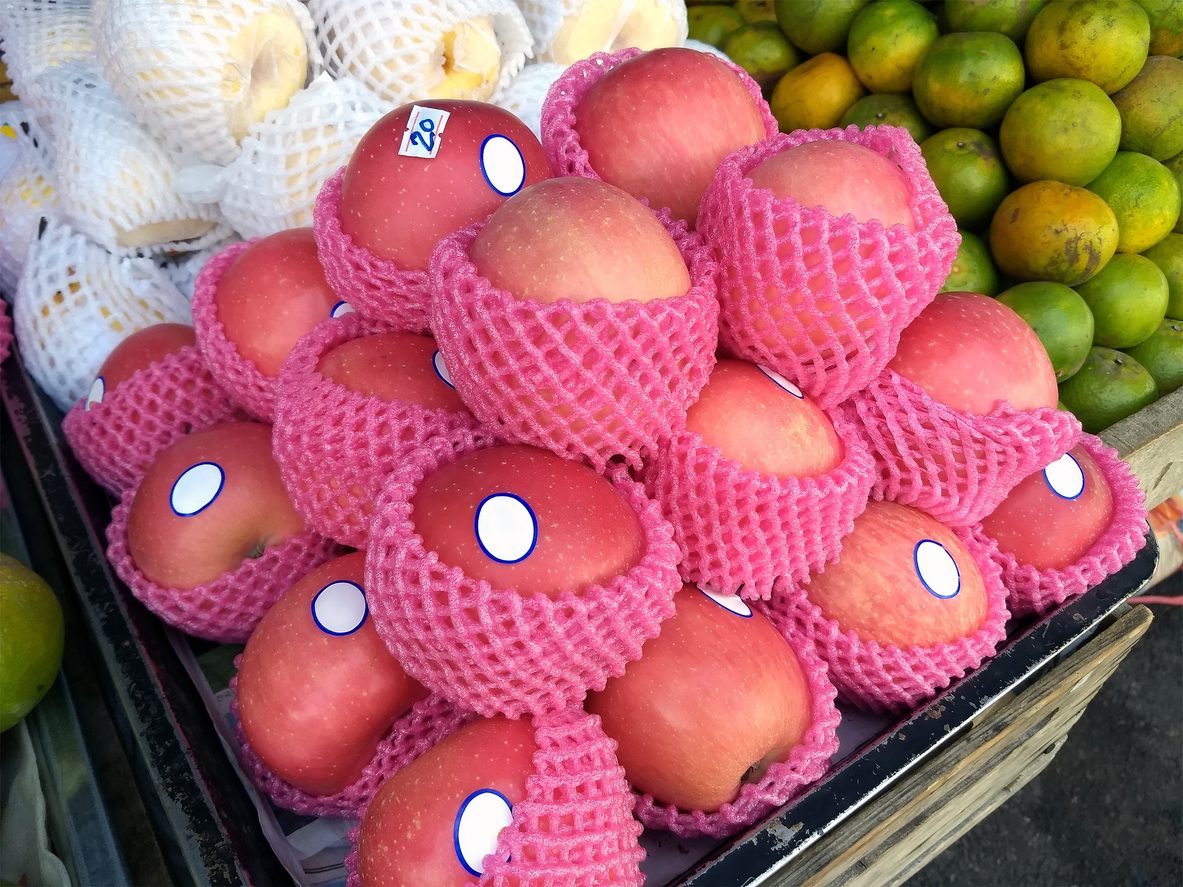 قد تبتلعها عن طريق الخطأ أثناء تناولك الفاكهة، فهل ملصقات الفواكه مصنوعة من مواد آمنة وما مدى خطورتها؟