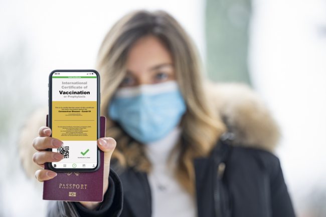 محصَّنون من الفيروس ولكن.. لماذا قرر الاتحاد الأوروبي منع دخول بعض المطعَّمين بـ”أسترازينيكا”؟