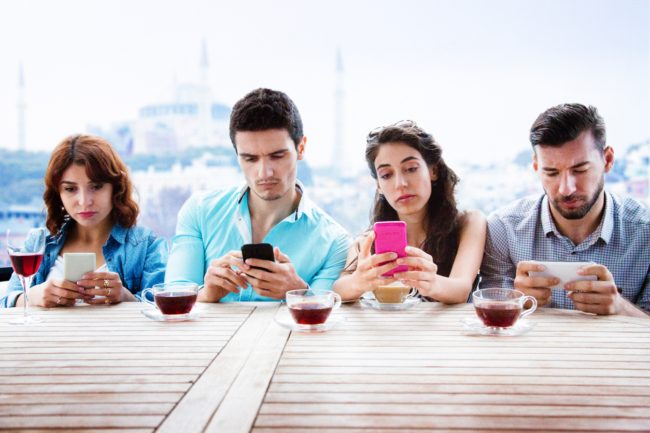 تتفقَّد الرسائل والبريد ثم تضيع في التطبيقات؟ إليك طريقة التخلص من إدمان الهاتف